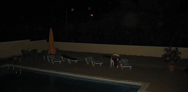 Schwimmbecken bei Nacht